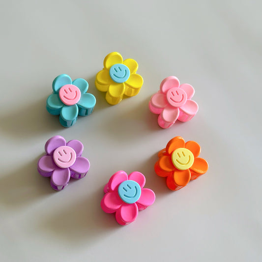 Mini smile flower claw clip