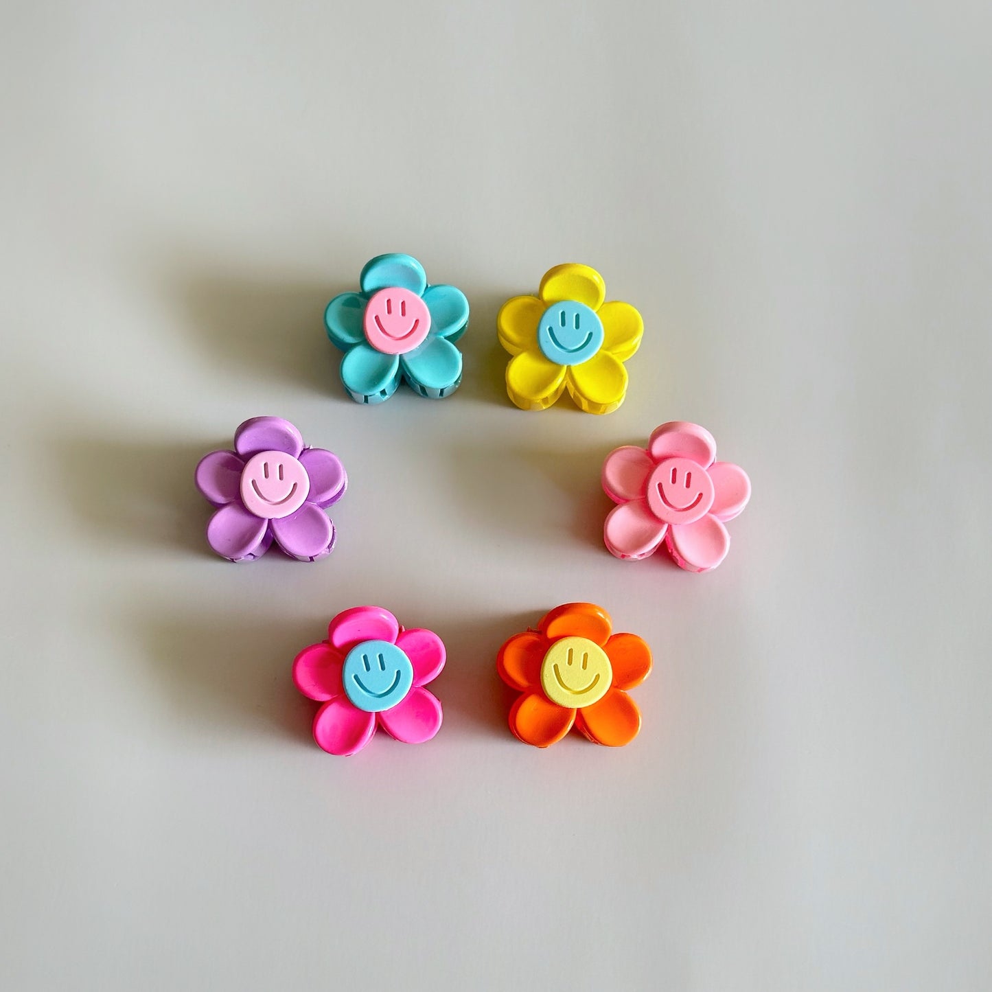 Mini smile flower claw clip